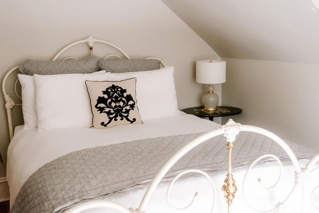 | Calderwood Inn