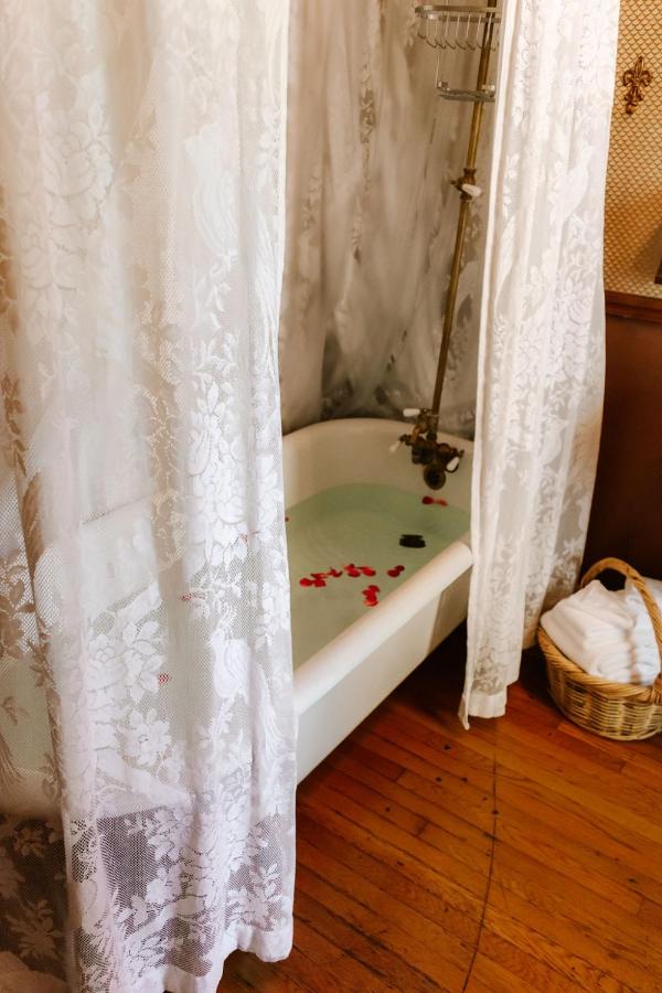 | Calderwood Inn