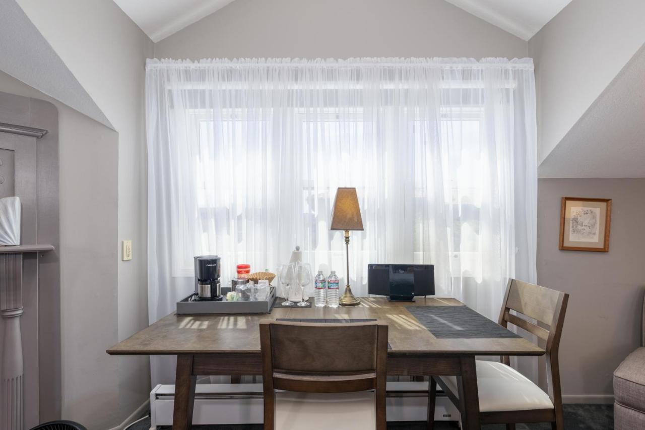 | Nantucket Whale Inn, Half Moon Bay