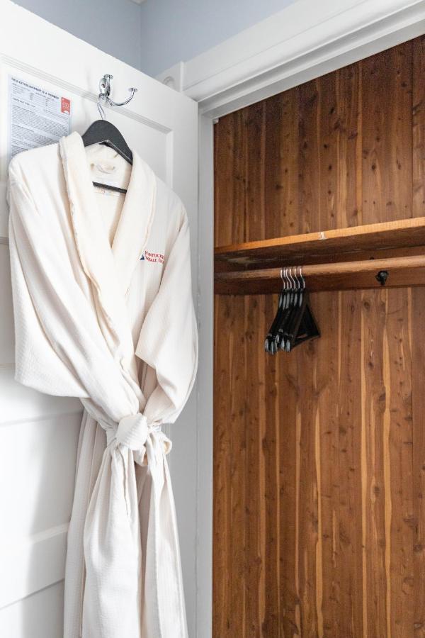 | Nantucket Whale Inn, Half Moon Bay
