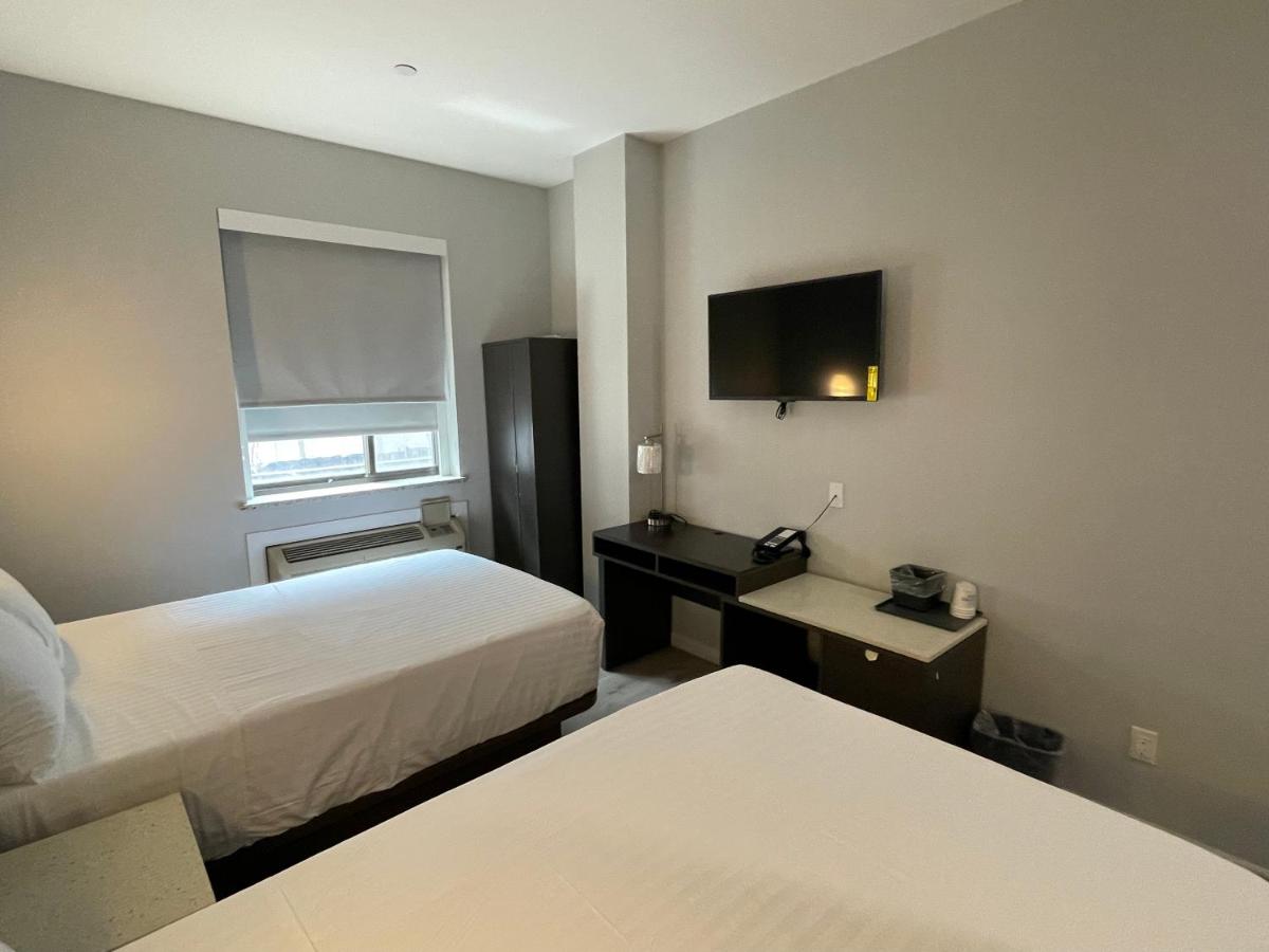 Deluxe Double Room at King Hotel Brooklyn Sunset Park