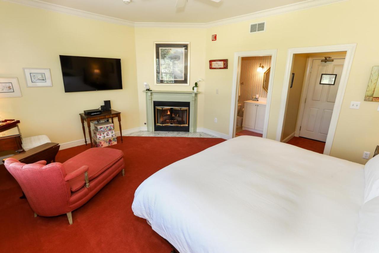 | Oakmont Inn