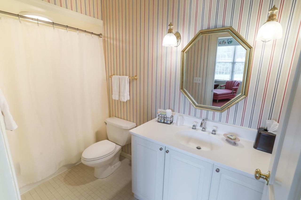 | Oakmont Inn