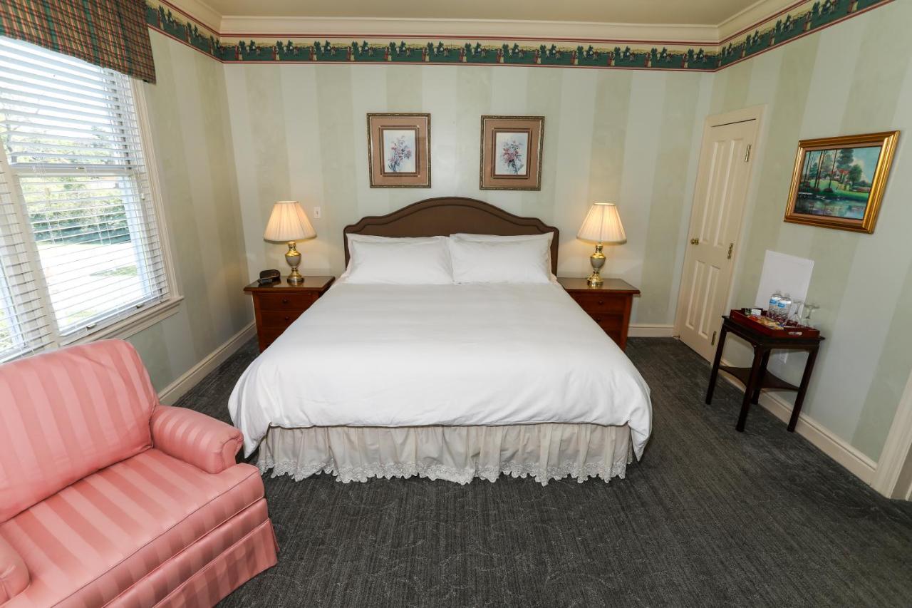 | Oakmont Inn