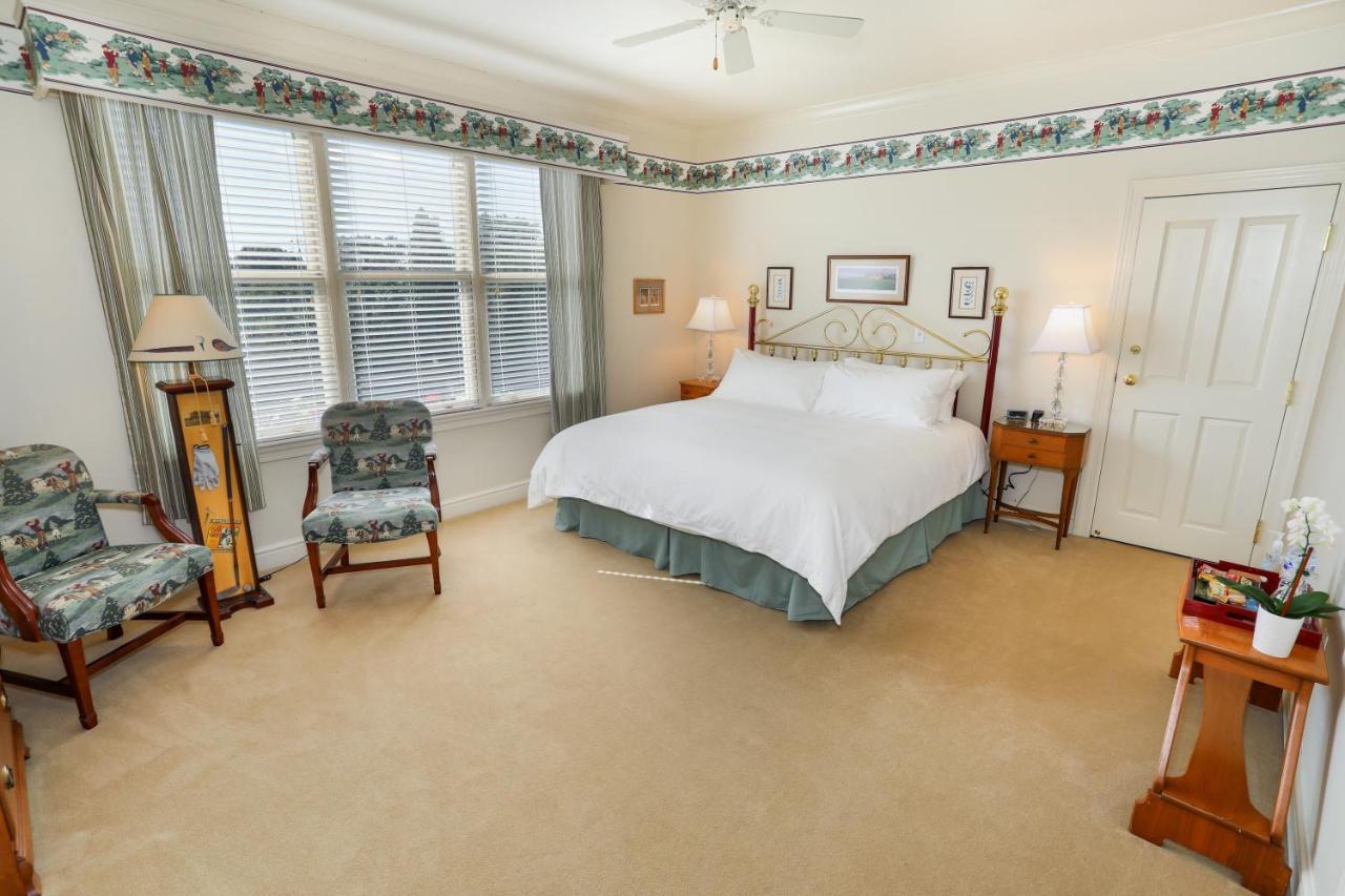 | Oakmont Inn