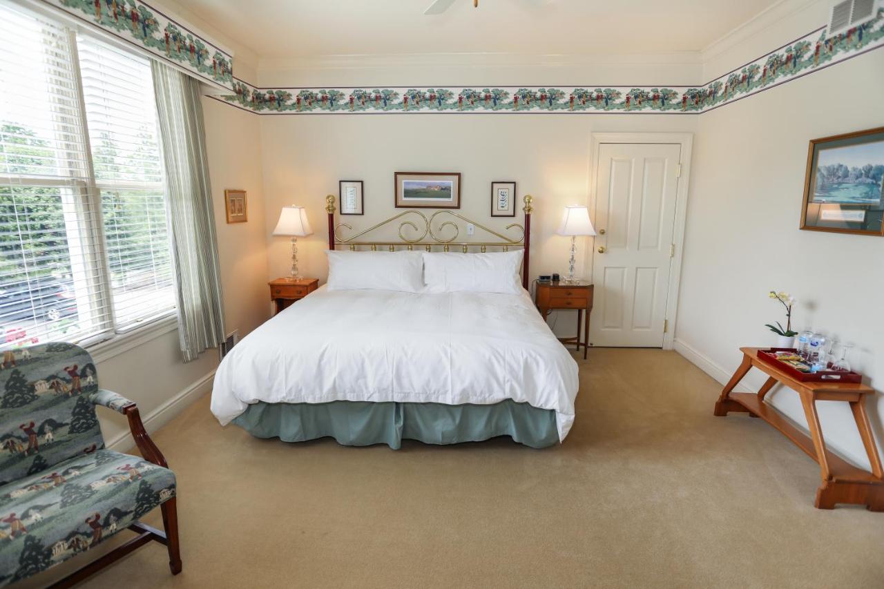 | Oakmont Inn