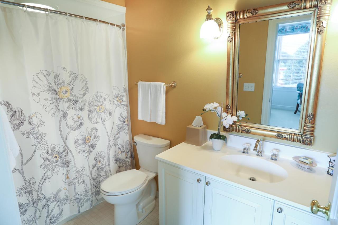 | Oakmont Inn