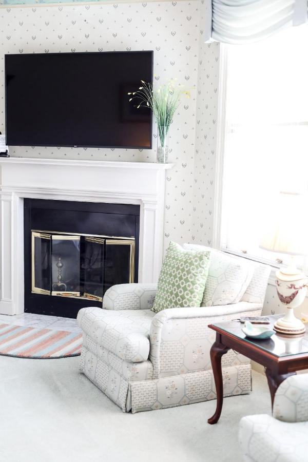 | Oakmont Inn