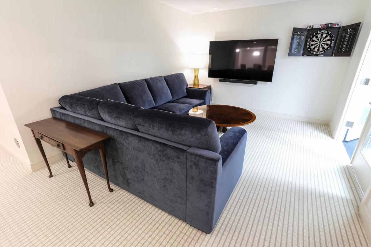 | Oakmont Inn