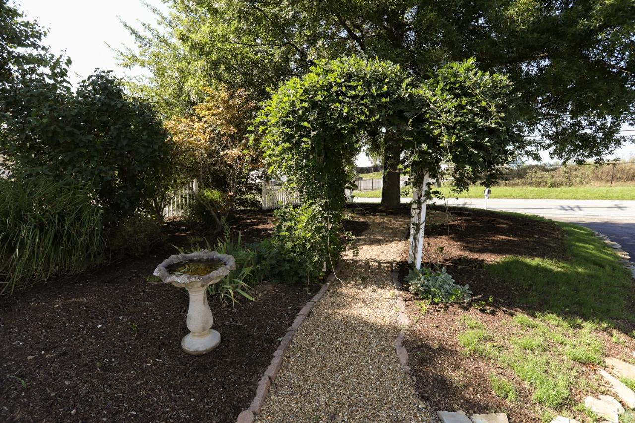 | Oakmont Inn