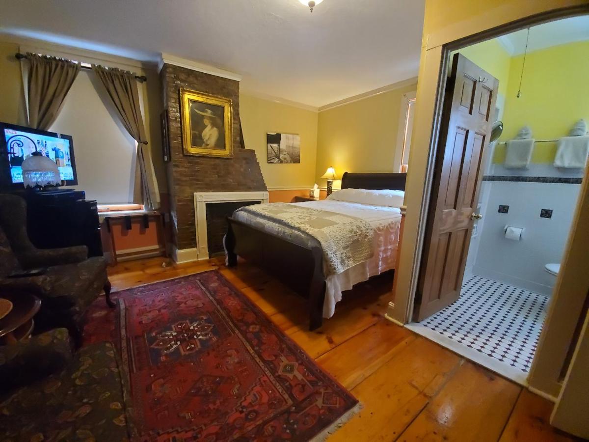 | Burbank Rose Inn Bed & Breakfast