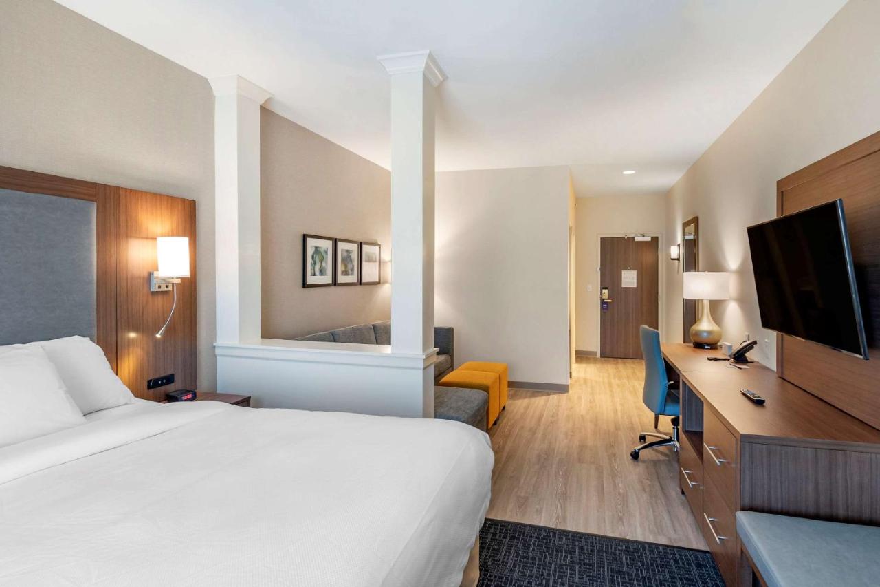 King Suite with Roll-in Shower Accessible/Non Smoking at Comfort Suites Grandview - Kansas City