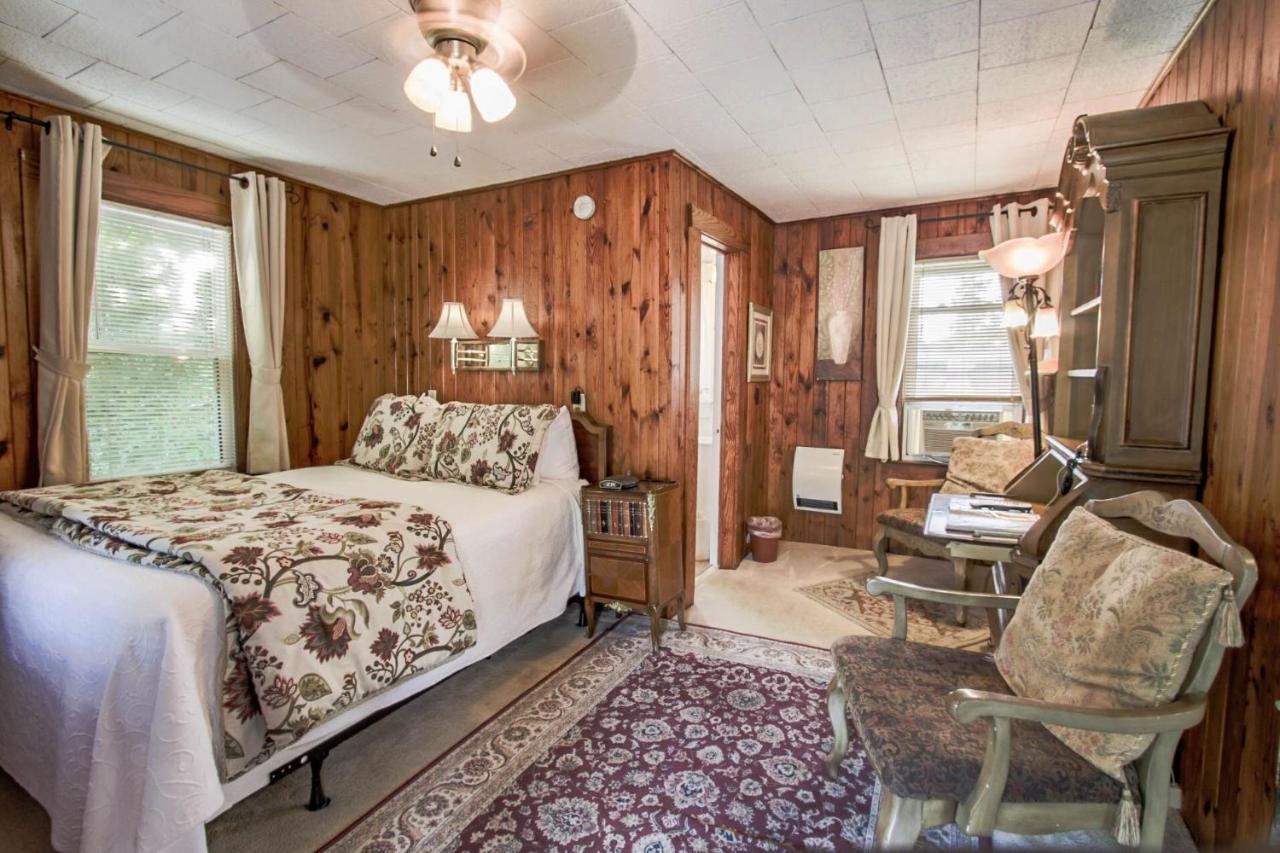 | Mountainaire Inn and Log Cabins