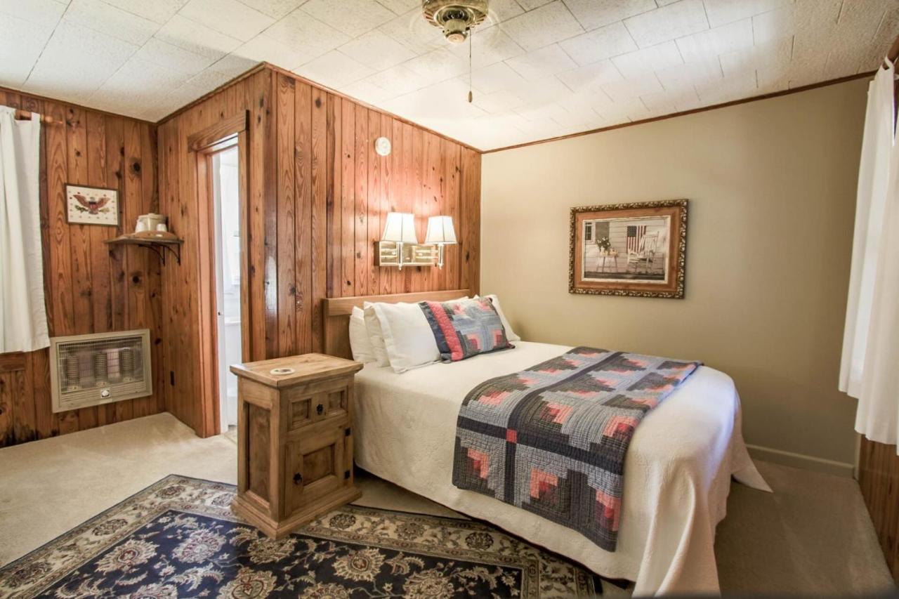 | Mountainaire Inn and Log Cabins