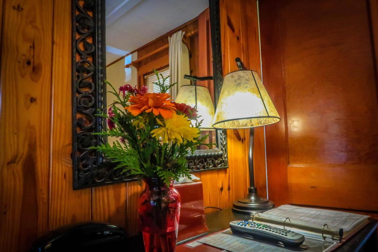 | Mountainaire Inn and Log Cabins