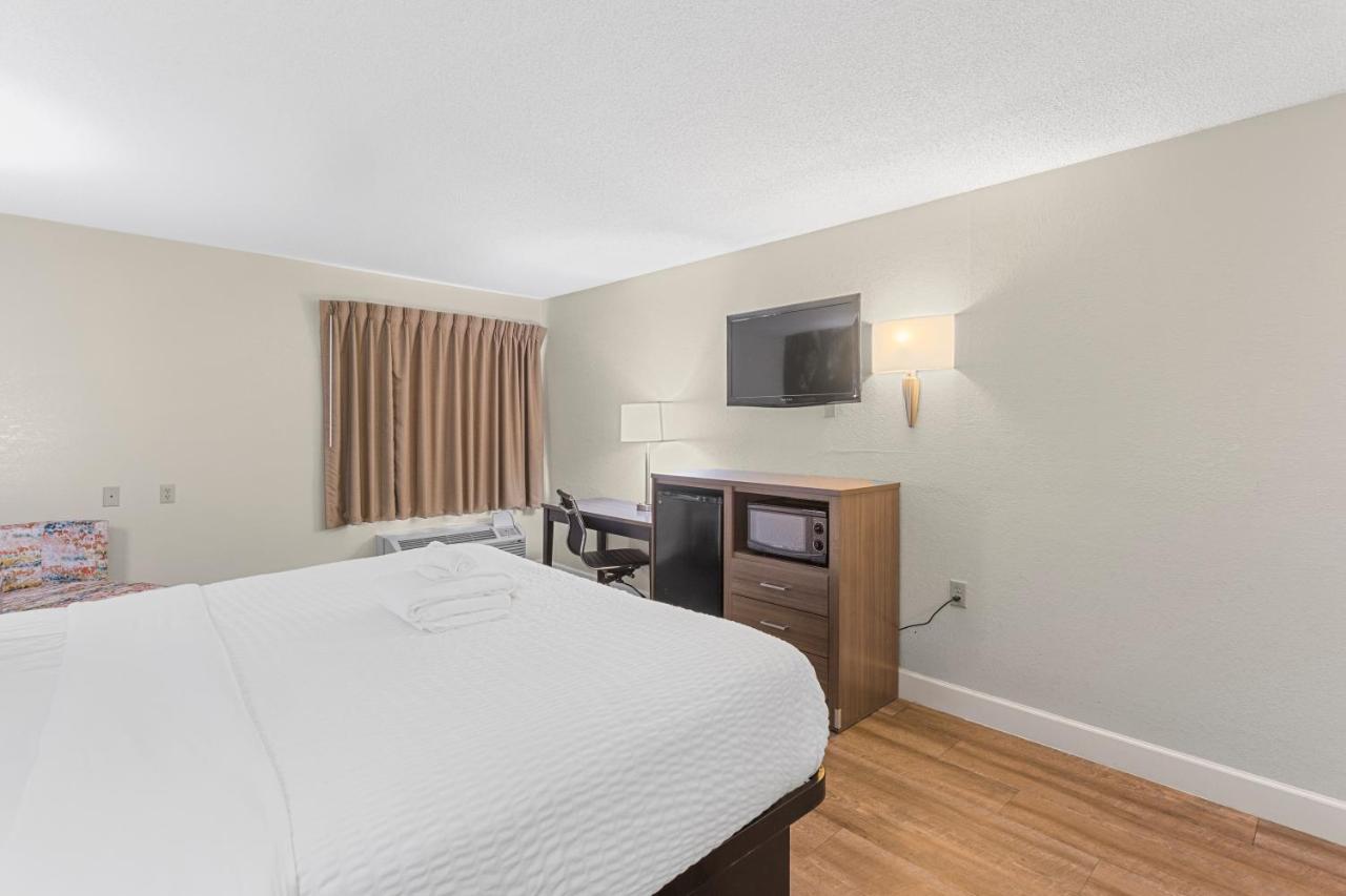 Standard King Room - Non-Smoking  at Clarion Pointe Savannah Gateway I-95