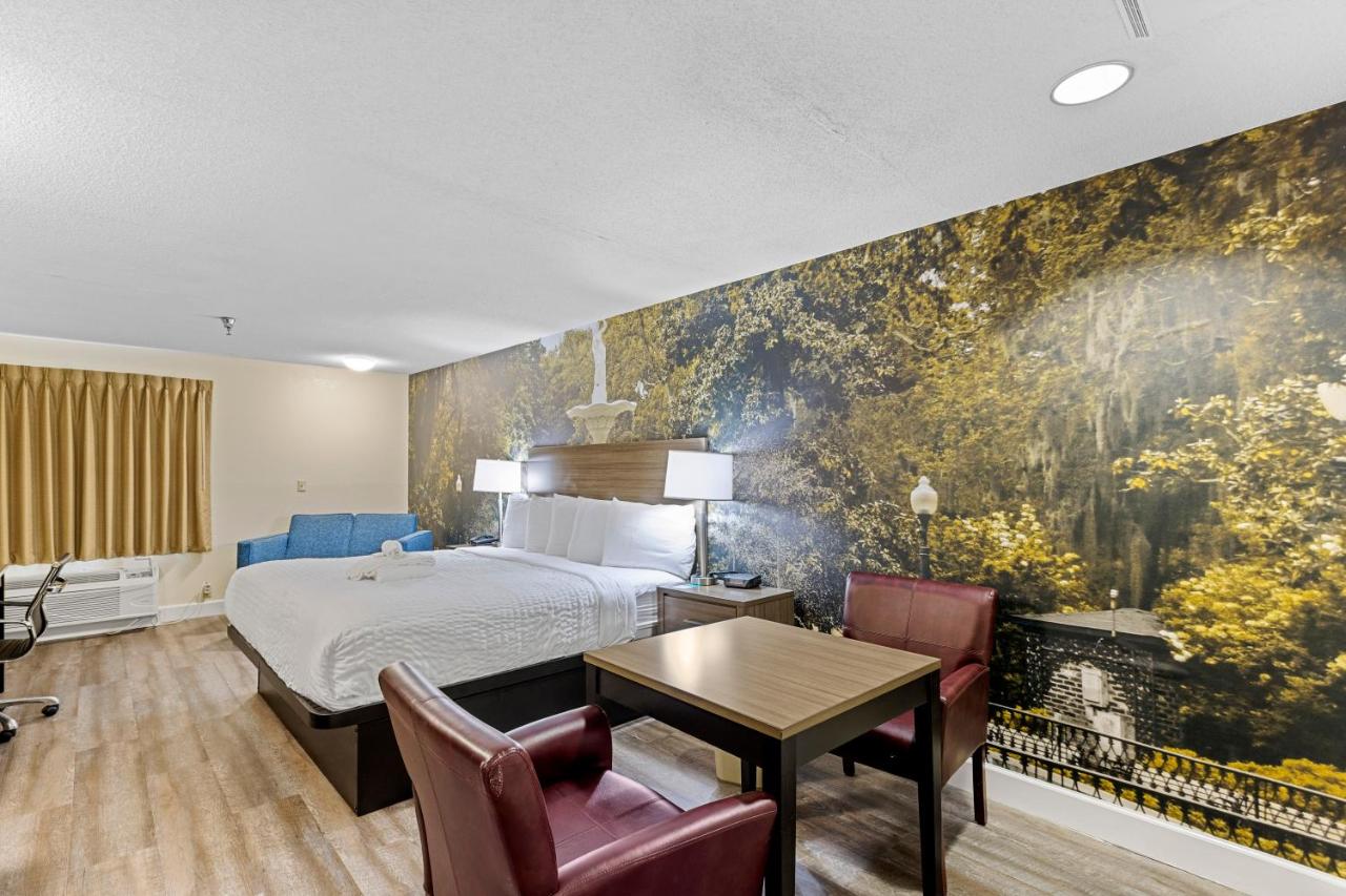 King Suite - Non-Smoking at Clarion Pointe Savannah Gateway I-95