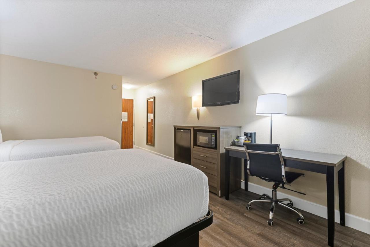 Standard Queen Room with Two Queen Beds - Non-Smoking at Clarion Pointe Savannah Gateway I-95