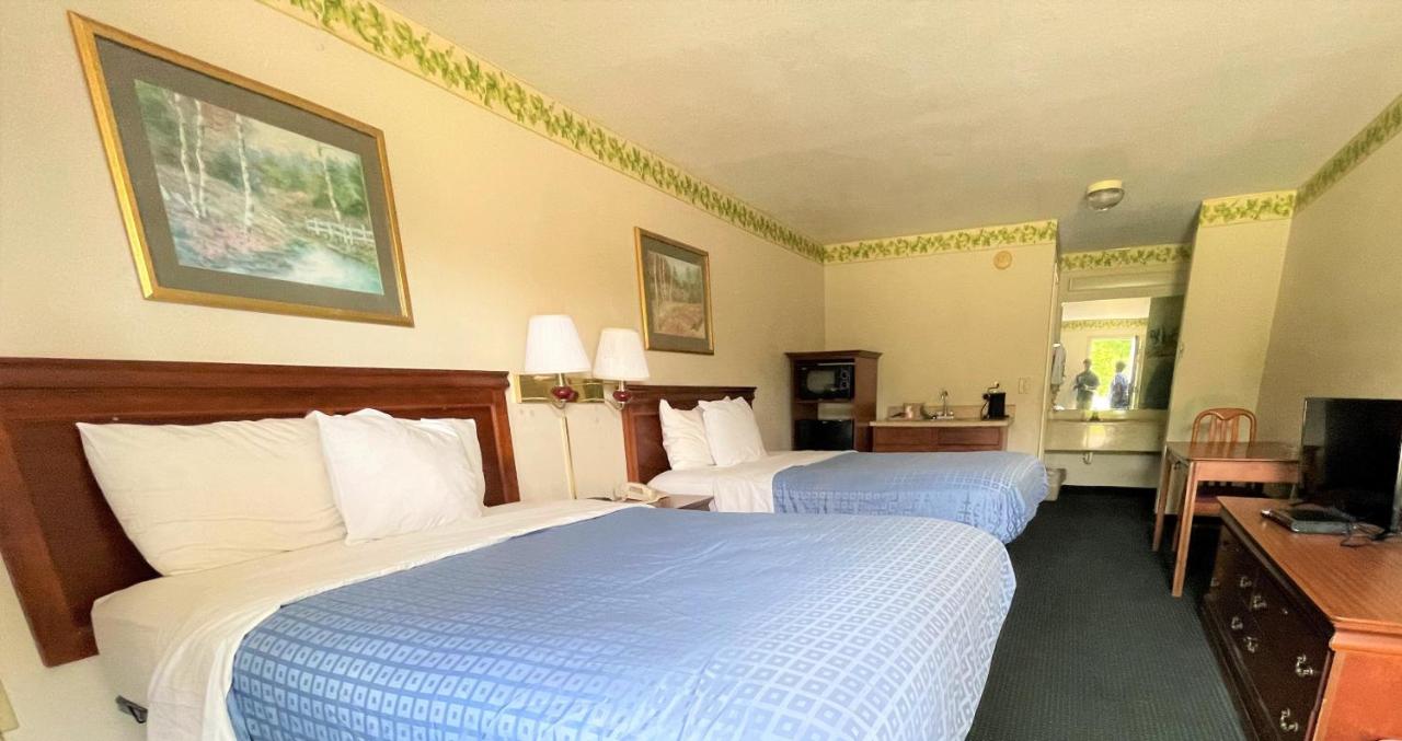 Standard Queen Room with Two Queen Beds - Smoking at Rodeway Inn
