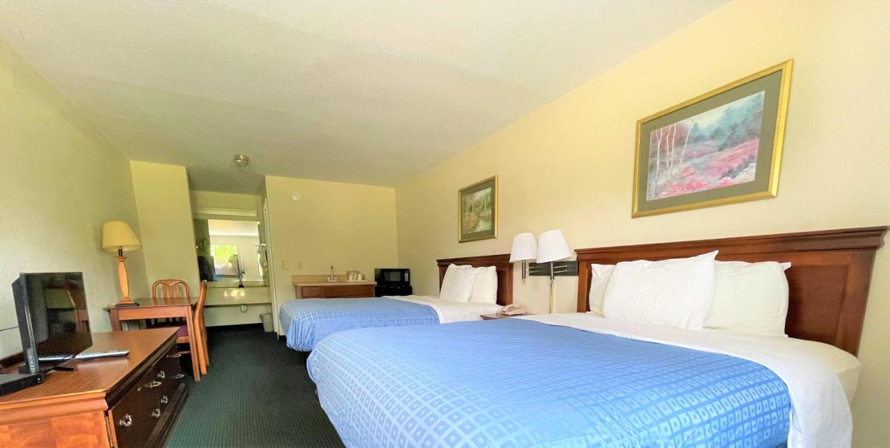 Standard Queen Room with Two Queen Beds - Smoking at Rodeway Inn