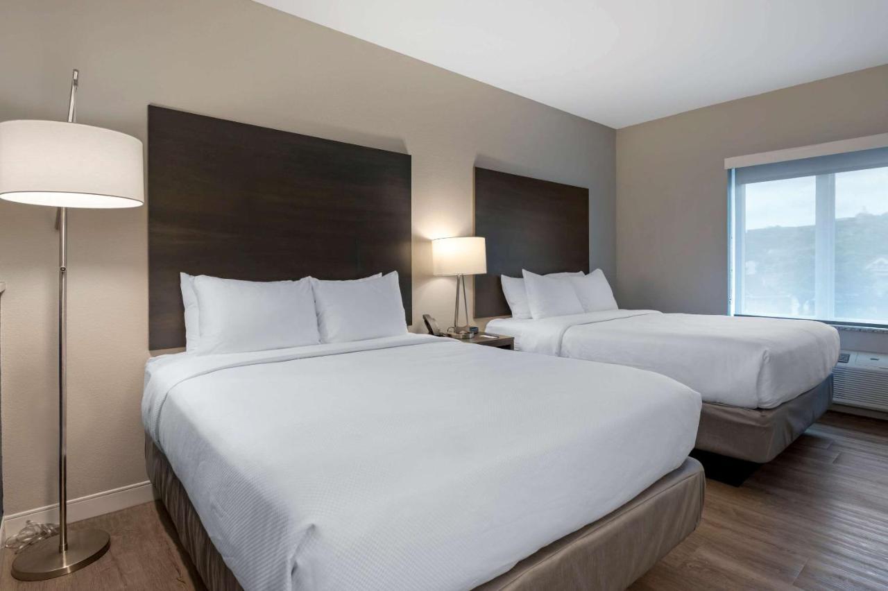 Standard Queen Room with Two Queen Beds - Non Smoking at Comfort Suites Cincinnati University - Downtown