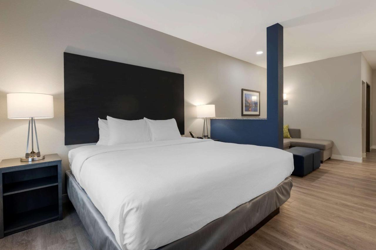 King Suite - Non Smoking at Comfort Suites Cincinnati University - Downtown