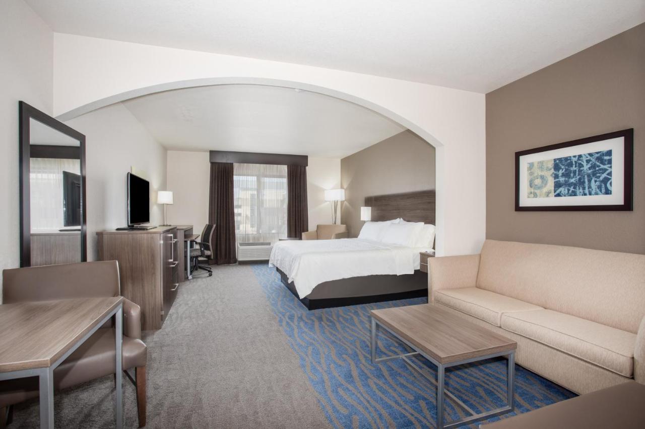 King Suite at Holiday Inn Express & Suites Manhattan by IHG