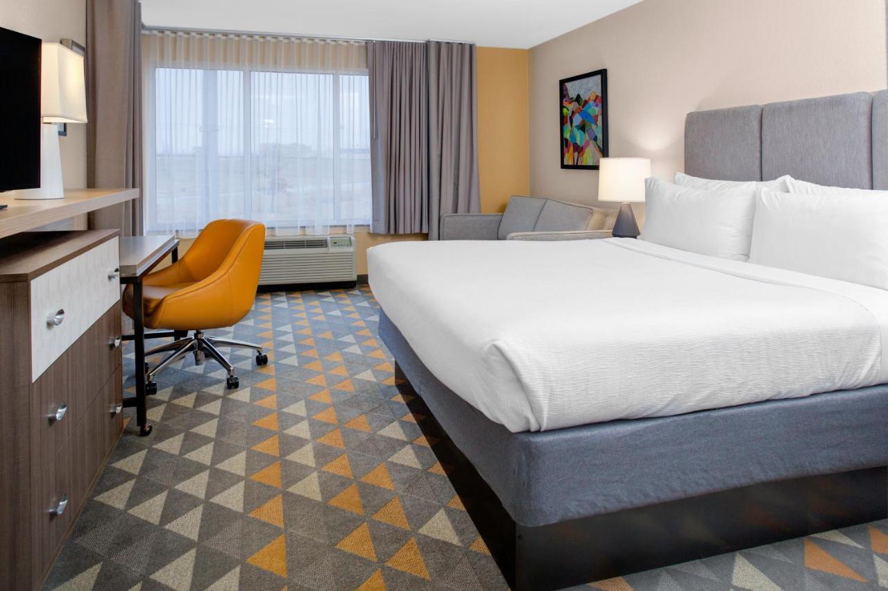 King Room - Disability Access Tub /Non-Smoking at Holiday Inn Hotel & Suites Lima by IHG