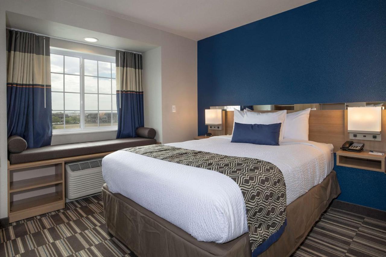 Queen Room - Mobility Access/Non-Smoking at Microtel Inn & Suites by Wyndham Loveland