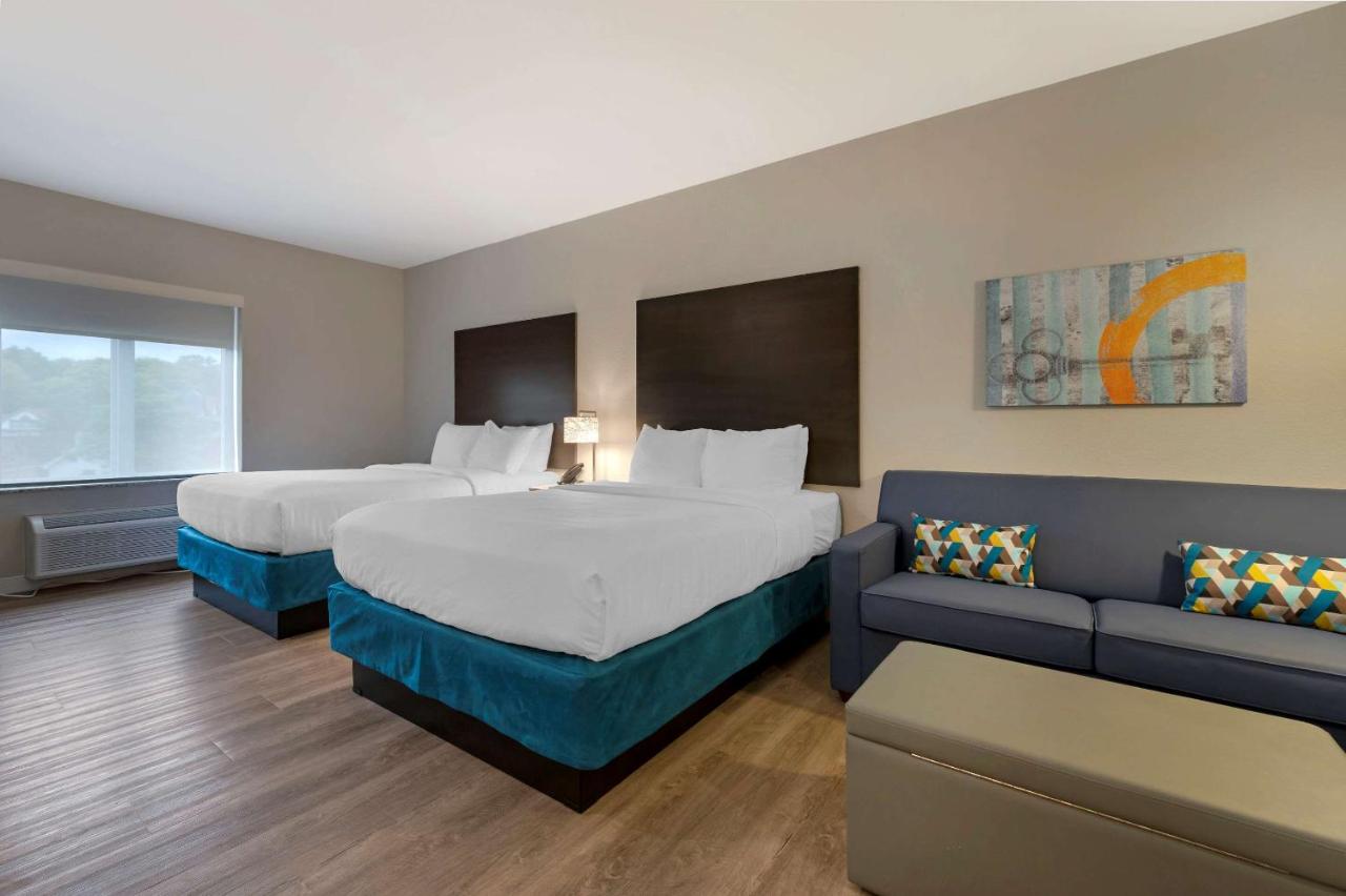 Standard Queen Room with Two Queens and Sofabed - Non Smoking at MainStay Suites Cincinnati University - Uptown