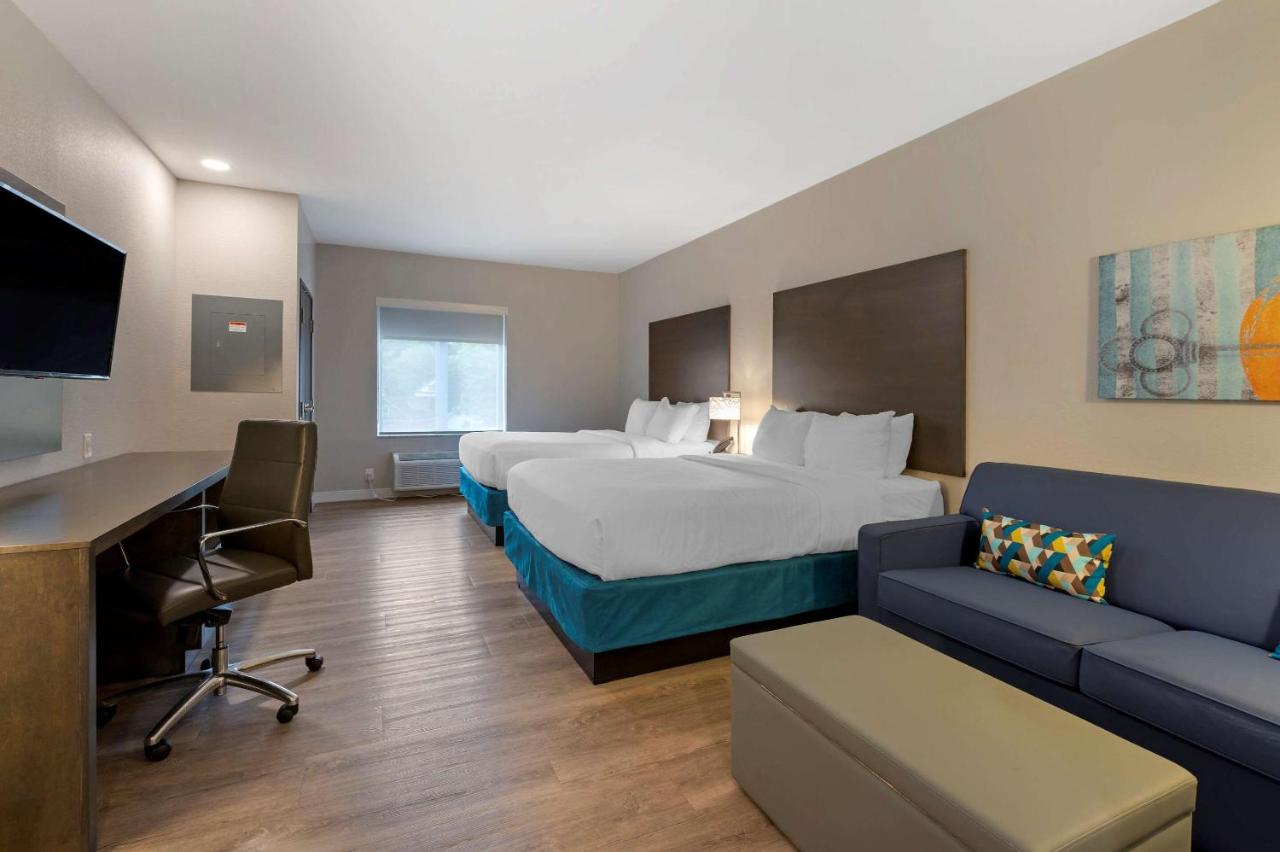 Standard Queen Room with Two Queens and Sofabed - Non Smoking at MainStay Suites Cincinnati University - Uptown