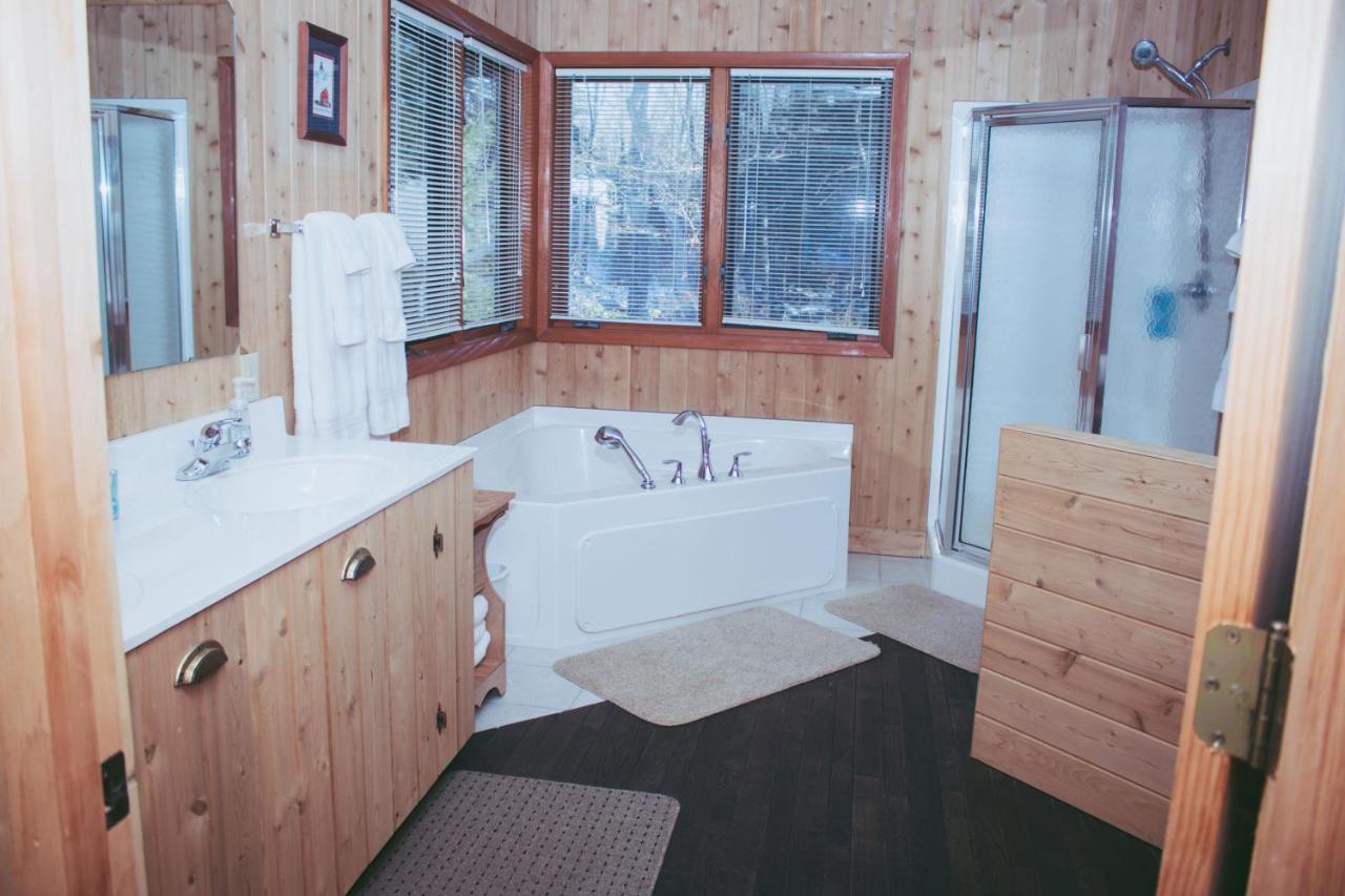 | Au Train Island View Lodge