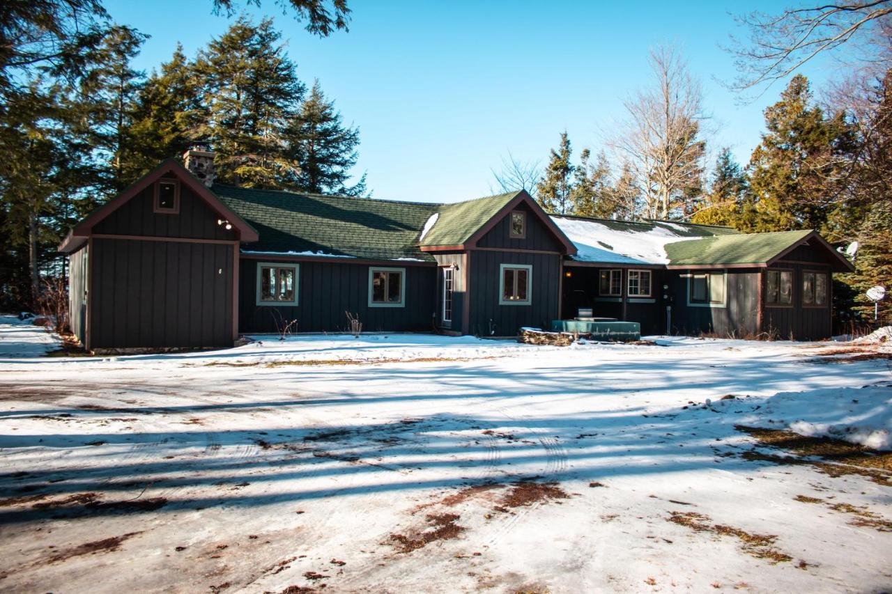 | Au Train Island View Lodge