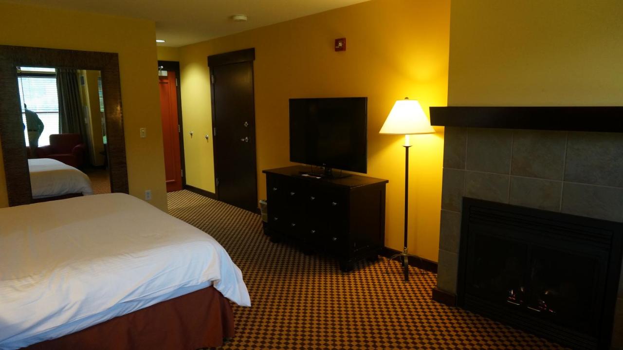 Queen Room with Mountain View - Disability Access at Bear Creek Mountain Resort