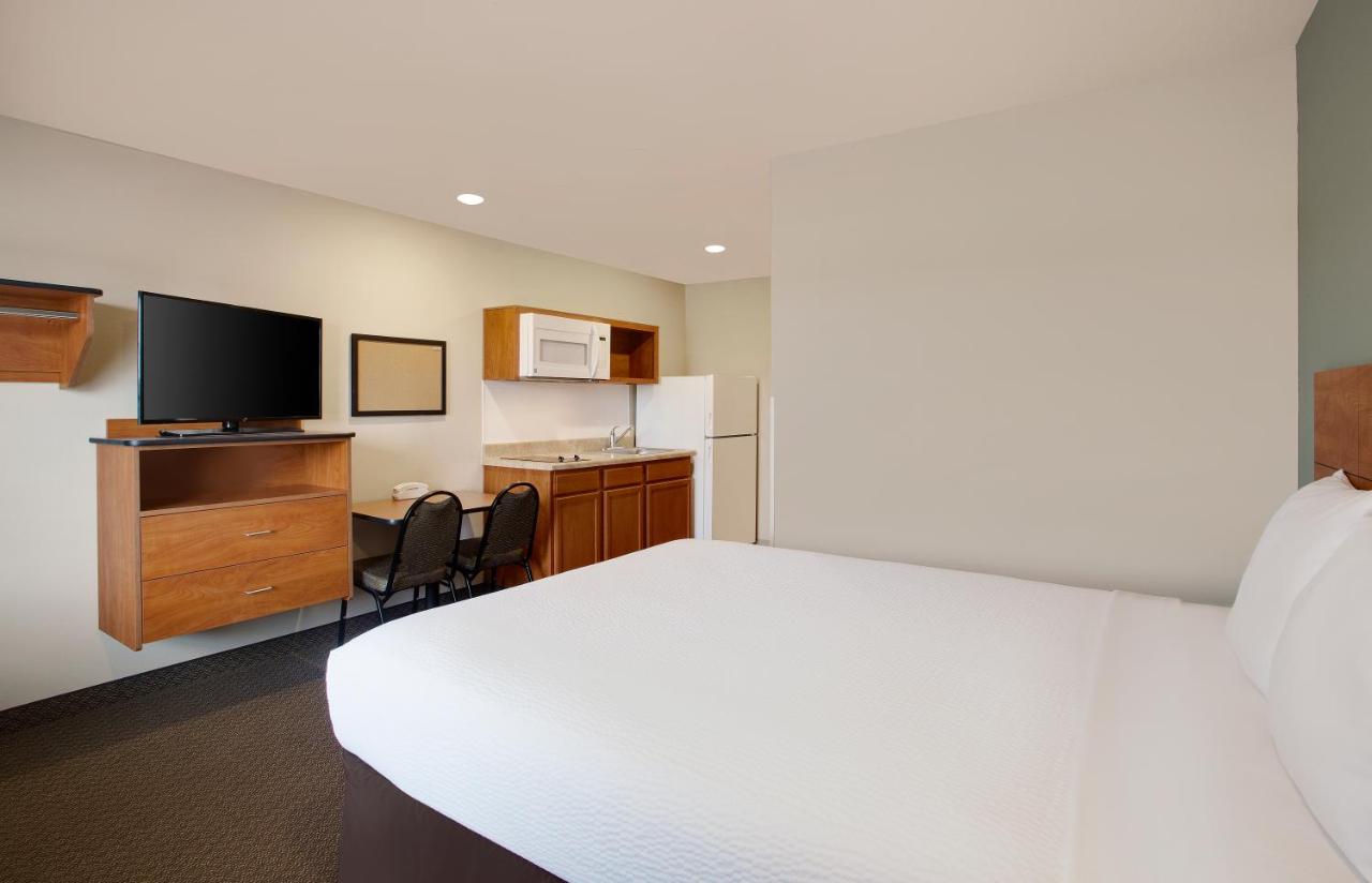 Queen Room with Tub - Disability Access/Non-Smoking at WoodSpring Suites Frederick I-70