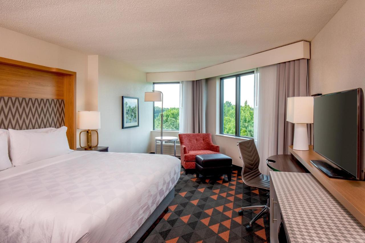 King Room with Sofa Bed, Microwave/Mini Fridge at Holiday Inn Newport News - Hampton by IHG