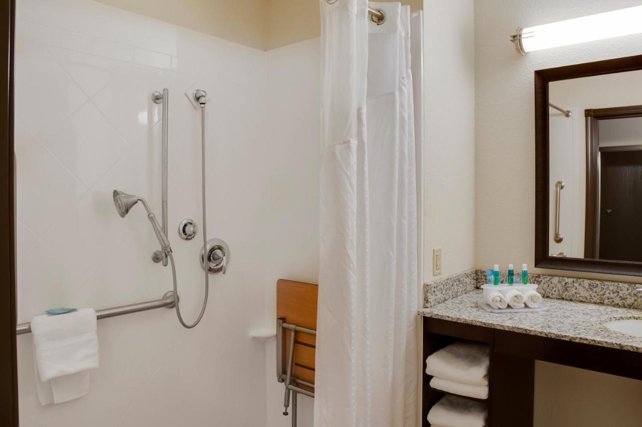 King Room - Hearing Accessible - Roll-in Shower at Holiday Inn Express & Suites Nevada by IHG