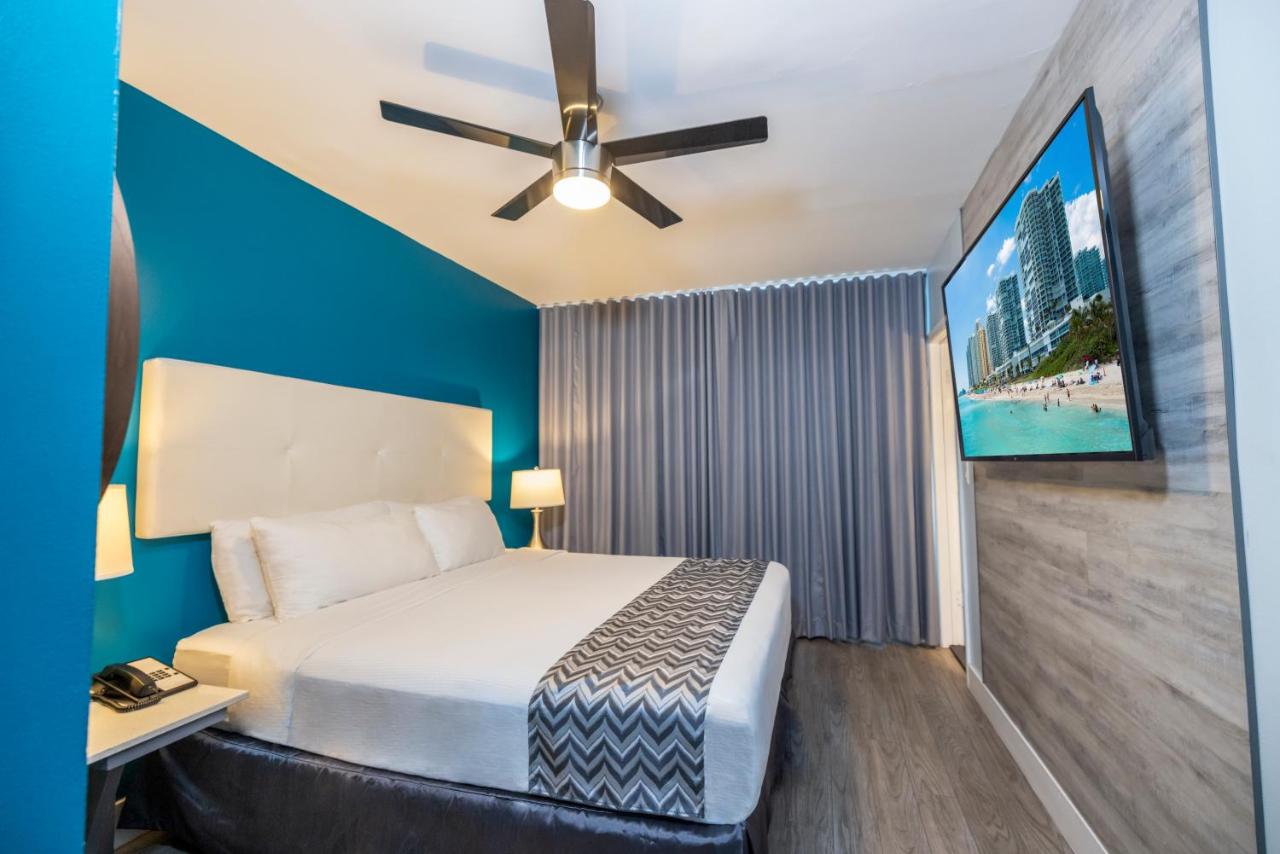 Deluxe King Room at The Colony Hotel