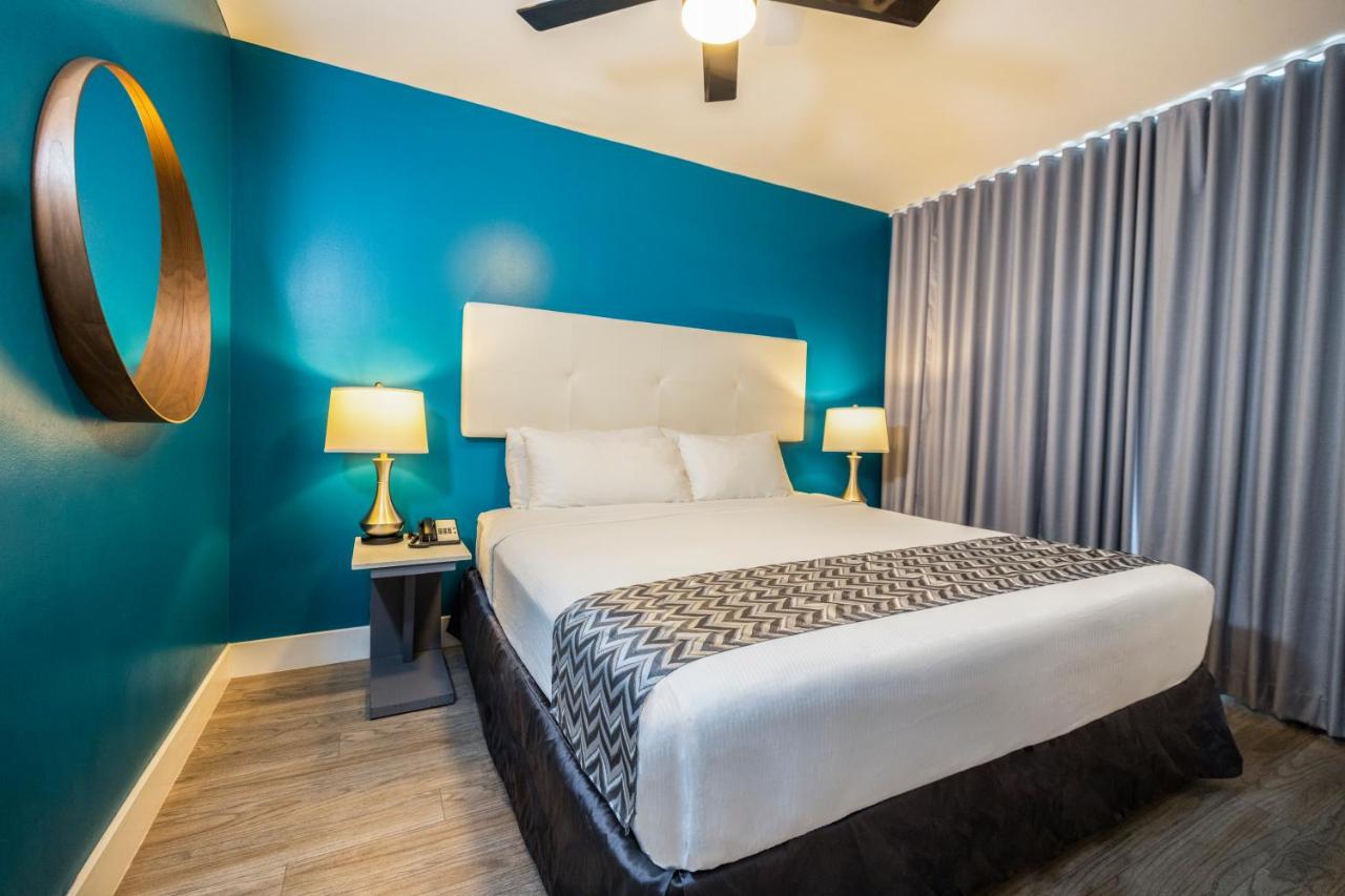 Deluxe King Room at The Colony Hotel