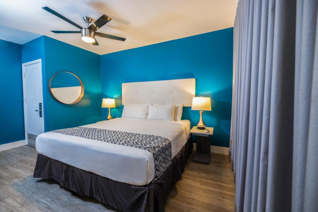 Deluxe King Room at The Colony Hotel