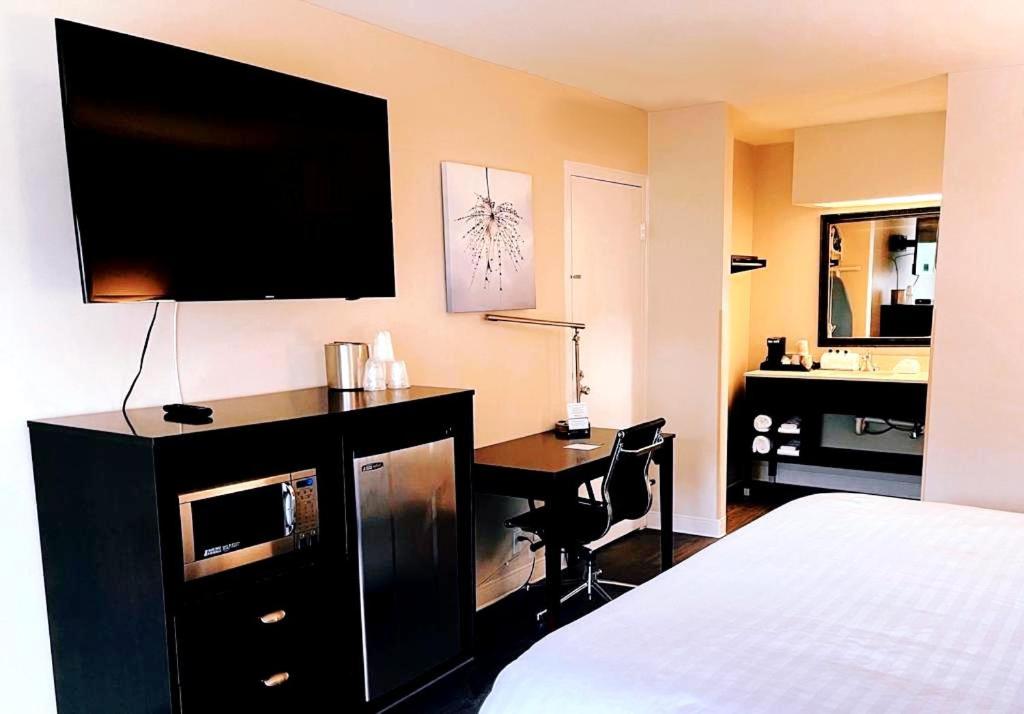 Standard King Room - Non Smoking at Rodeway Inn & Suites