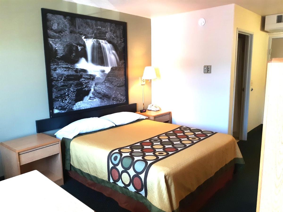 Queen Room with Bath Tub - Mobility Accessible/Non-Smoking at Hotel Hamilton