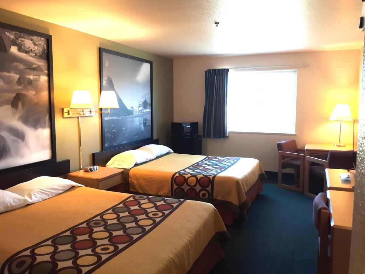 Queen Room with Two Queen Beds - Non-Smoking at Hotel Hamilton