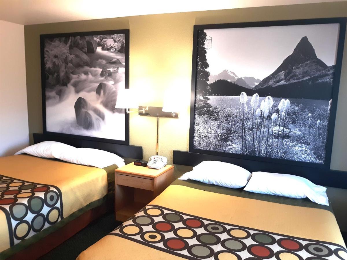 Queen Room with Two Queen Beds - Non-Smoking at Hotel Hamilton