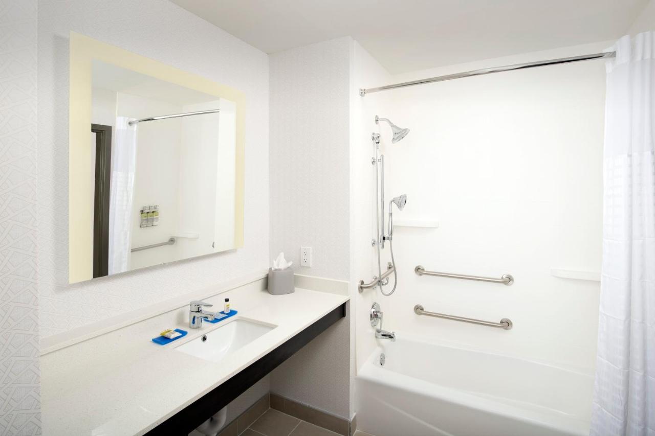 | Holiday Inn Express & Suites - North Brunswick, an IHG Hotel