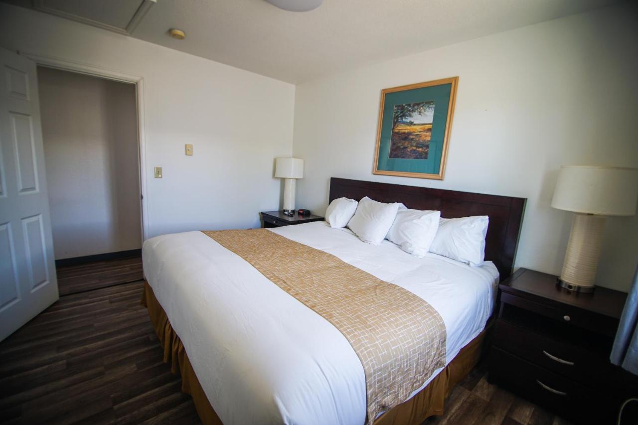 One-Bedroom King Suite - Non-Smoking at Travelodge by Wyndham Colorado Springs Airport/Peterson SFB