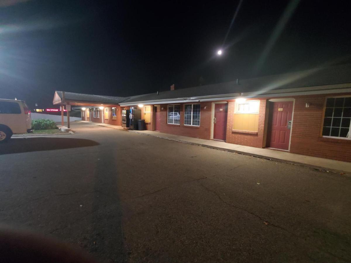 | Highway Motel