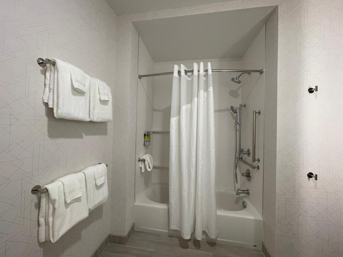 Double Room with Two Queen Beds and Mobility Accessible Tub - Non-Smoking at Holiday Inn Express & Suites Ft. Smith Airport by IHG