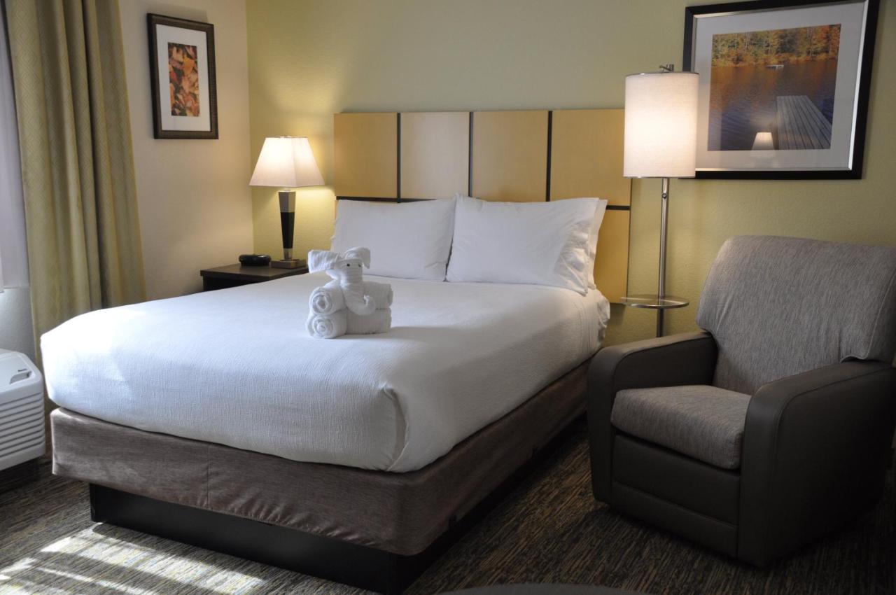 Queen Studio - Non-Smoking at Candlewood Suites Herndon by IHG