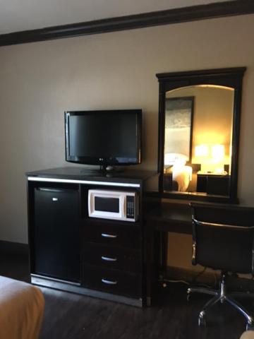 Queen Room with Two Queen Beds at Skyways Hotel